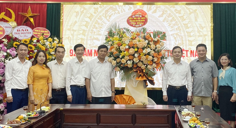 Chúc mừng Ủy ban Mặt trận Tổ quốc tỉnh nhân Ngày truyền thống