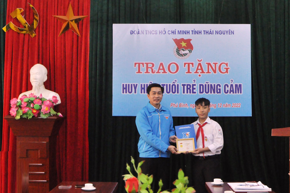 Trao tặng Huy hiệu Tuổi trẻ dũng cảm cho em Nguyễn Quang Minh
