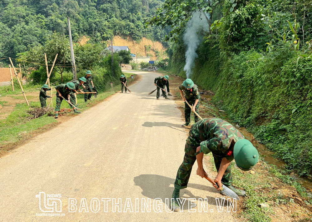 Bộ đội về làng giúp dân xây dựng nông thôn mới
