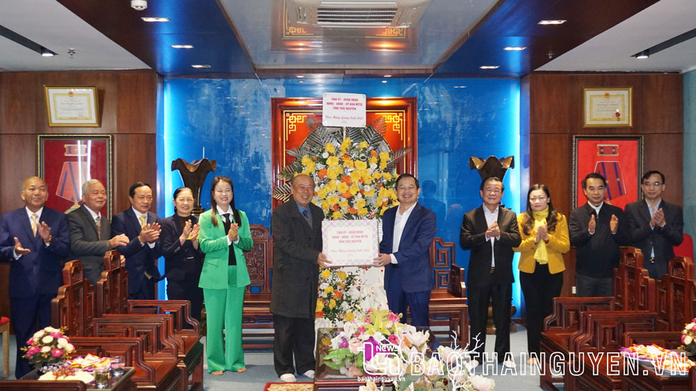 Đồng chí Phó Bí thư Thường trực Tỉnh ủy chúc mừng nhân dịp Lễ Giáng sinh