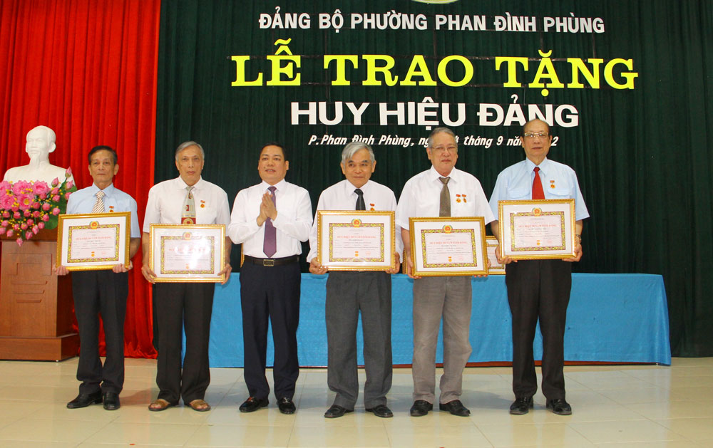 Các lễ trao tặng Huy hiệu Đảng được tổ chức trang trọng, tiết kiệm