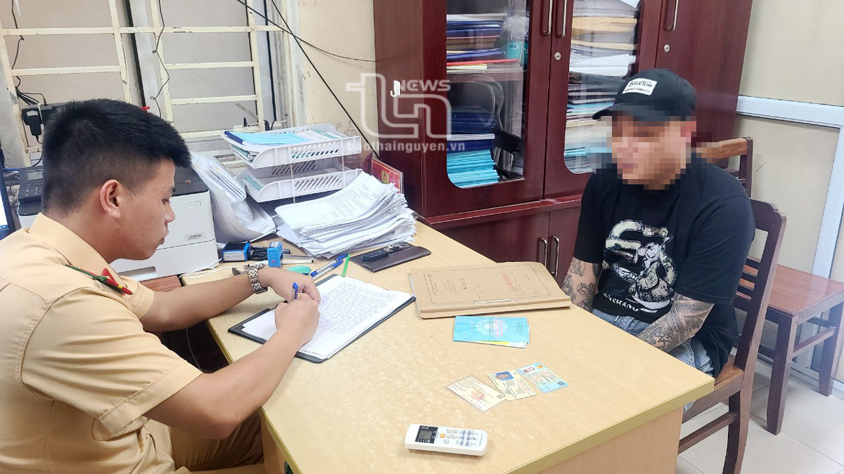 Xử phạt lái xe chở 4 người ngồi trong khoang để hành lý