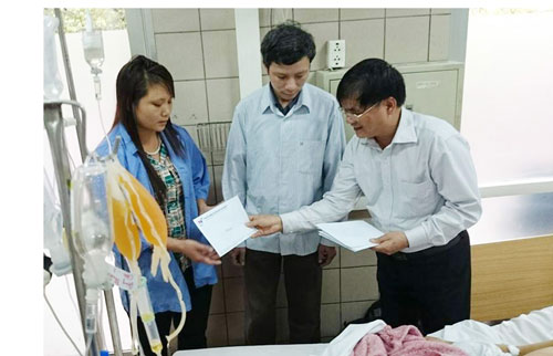 Hỗ trợ 10 triệu đồng cho 5 bệnh nhân bị ngộ độc nấm 
