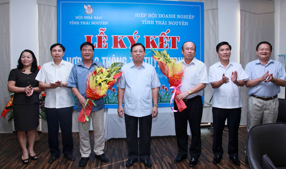  Hội Nhà báo và Hiệp hội doanh nghiệp tỉnh: Ký kết phối hợp thông tin tuyên truyền 