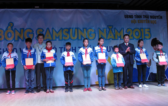 200 học sinh nghèo vượt khó học giỏi được nhận học bổng SamSung