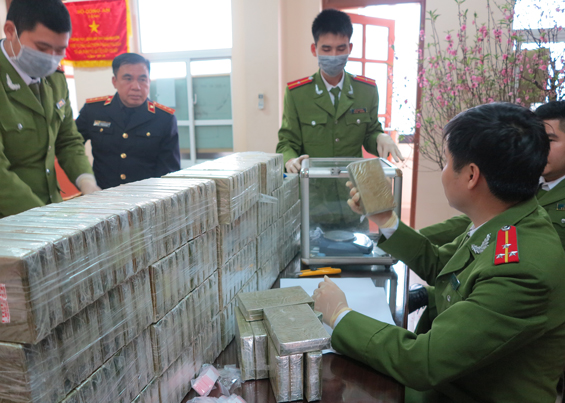 Bắt giữ hai đối tượng vận chuyển 200 bánh Hêroin 