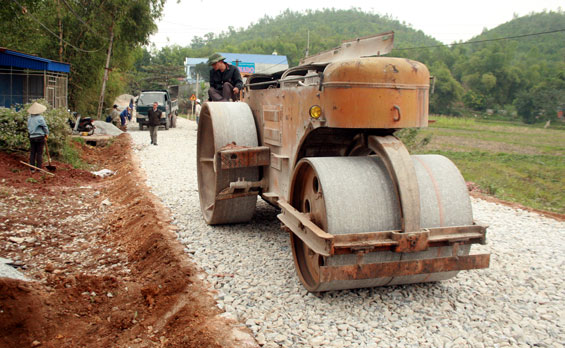 Láng nhựa tuyến Tỉnh lộ 261 xong trước Tết Nguyên đán 2016