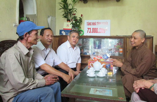 Tặng quà nạn nhân chất độc da cam 
