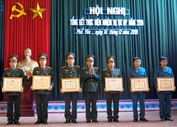 Khen thưởng tập thể, cá nhân có thành tích trong công tác quốc phòng, quân sự