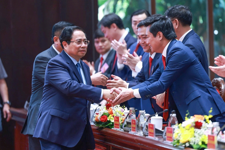 Thủ tướng: Đột phá phát triển các phương thức giao thông, thúc đẩy giao thông xanh và đô thị thông minh