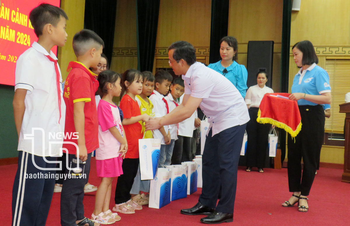 Tặng quà cho 337 trẻ em mồi côi có hoàn cảnh khó khăn