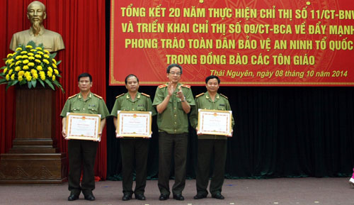 Khen thưởng 38 tập thể, cá nhân 