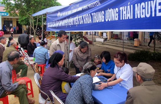 Khám bệnh cho trên 500 người có công, người nghèo 
