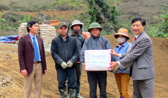 Kiểm tra tiến độ thi công các tuyến đường giao thông vào bản người Mông 