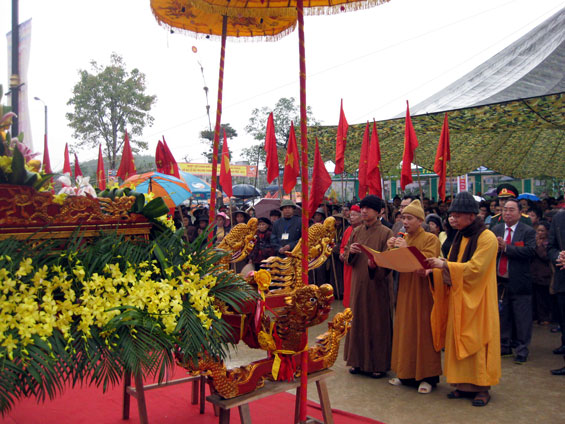 Khai hội Chùa Hang 