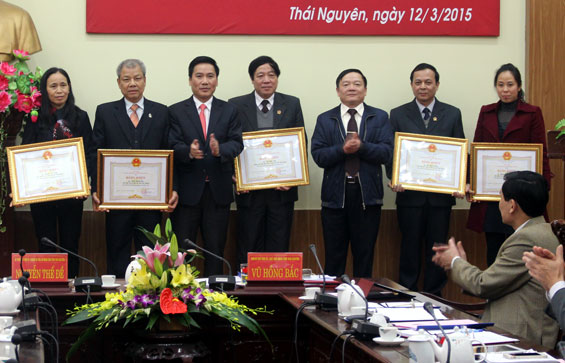 Khen thưởng 5 cá nhân có thành tích trong công tác Hội thẩm 