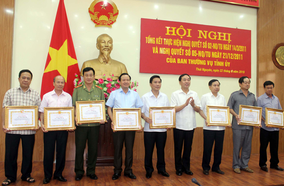 Khen thưởng các tập thể, cá nhân xuất sắc trong thực hiện Nghị quyết số 02 và 05 của Ban Thường vụ Tỉnh ủy 
