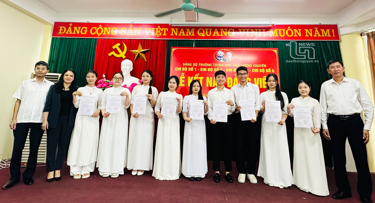 Trường THPT Chuyên Thái Nguyên: Thêm 9 học sinh được kết nạp Đảng