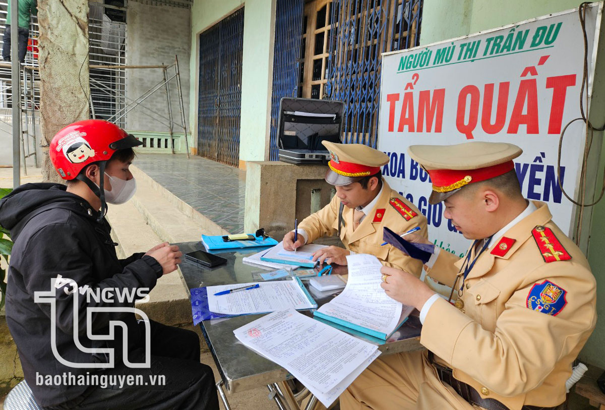 Xử phạt gần 1.500 trường hợp vi phạm giao thông