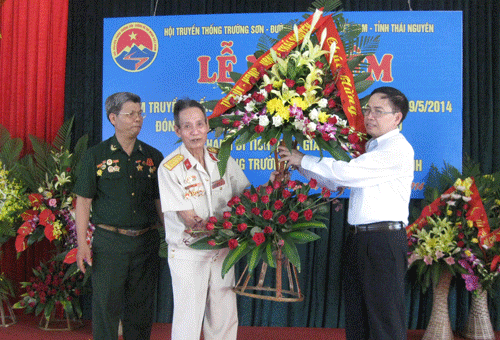 Lãnh đạo tỉnh chúc mừng Hội Truyền thống Trường Sơn 
