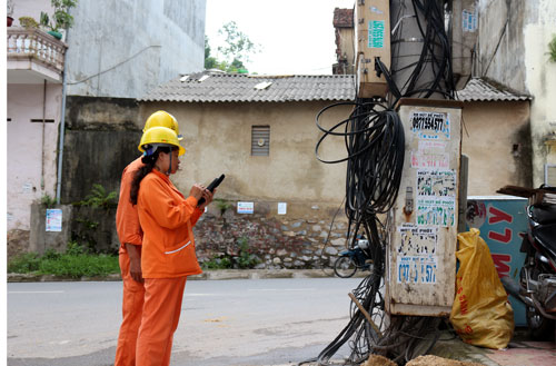 Lắp đặt công tơ điện tử: Bước cải tiến căn bản trong khâu đo đếm điện năng 