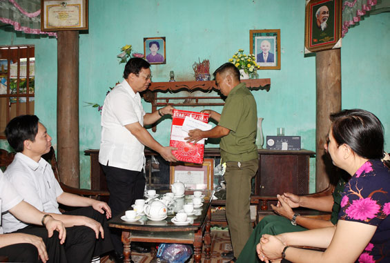 Lãnh đạo tỉnh thăm, tặng quà người có công, gia đình liệt sĩ và thương bệnh binh 
