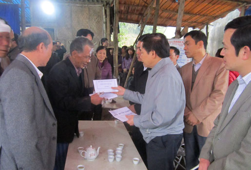 Lãnh đạo tỉnh thăm, hỗ trợ gia đình bị hỏa hoạn 