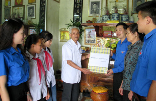 Lãnh đạo Tỉnh đoàn thăm và tặng quà các cựu thanh niên xung phong 