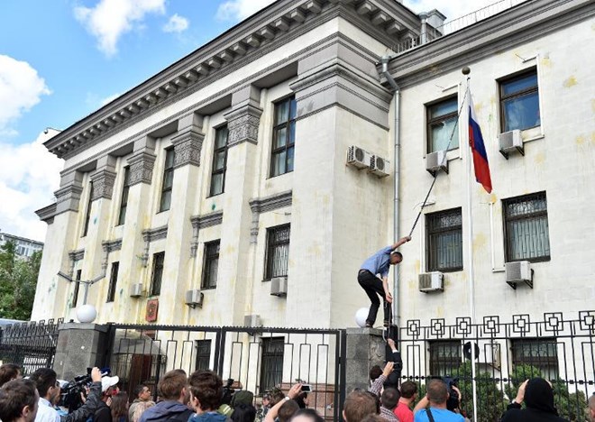 Mỹ lên án vụ người biểu tình tấn công Đại sứ quán Nga tại Ukraine 