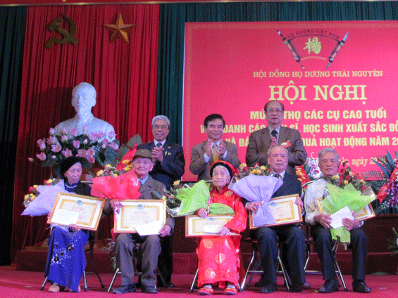 Mừng thọ người cao tuổi và vinh danh con em dòng họ 