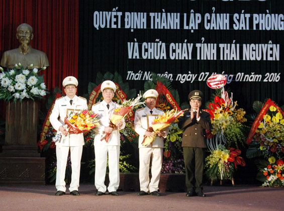 Công bố quyết định thành lập Cảnh sát Phòng cháy và chữa cháy tỉnh