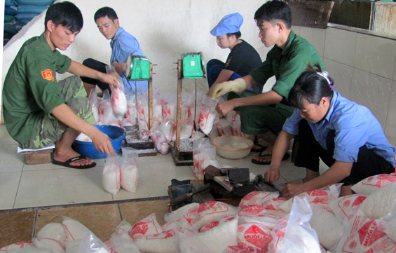 THỰC HIỆN CÁC CHÍNH SÁCH DÂN TỘC: Nghĩ từ hạt muối đến với đồng bào vùng cao 