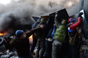 Người biểu tình chiếm trụ sở chính quyền ở Tây Ukraine 