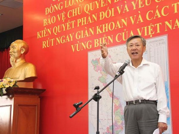 Người Việt tại Lào phản đối việc xâm phạm vùng biển Việt Nam