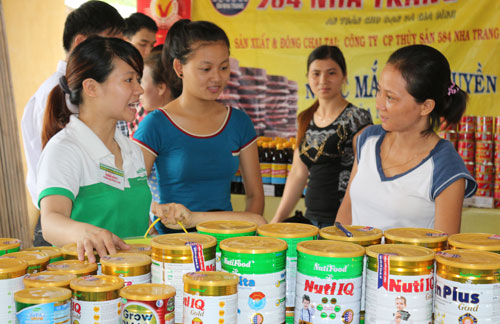 Nhộn nhịp phiên chợ đưa hàng Việt về nông thôn 