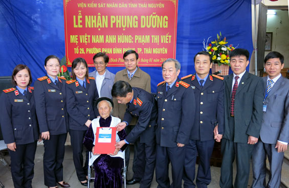 Nhận phụng dưỡng Mẹ Việt Nam Anh hùng Phạm Thị Viết 