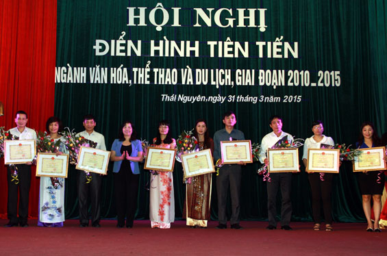 Nhiều tập thể, cá nhân được khen thưởng 