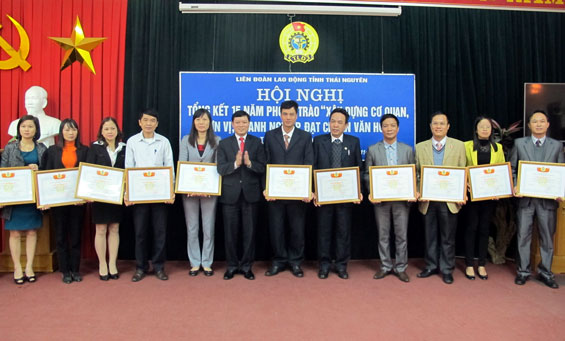 Khen thưởng các tập thể, cá nhân tiêu biểu trong phong trào xây dựng cơ quan văn hóa