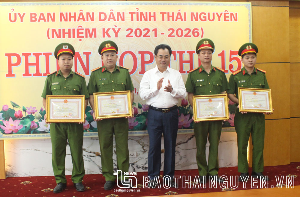 Chủ tịch UBND tỉnh khen thưởng đột xuất lực lượng Công an triệt phá nhóm “tín dụng đen”