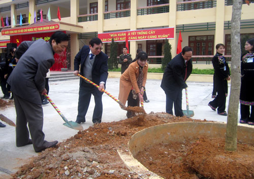 Phát động Tết trồng cây nhớ ơn Bác Hồ. 