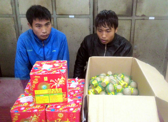 Bắt giữ hai đối tượng vận chuyển pháo