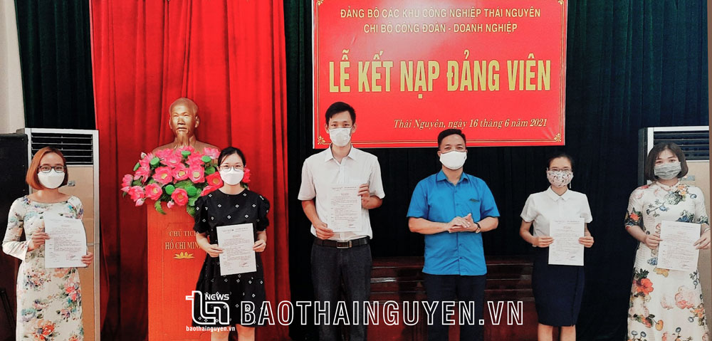 Phát triển đảng viên trong doanh nghiệp: 