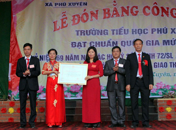 Đón Bằng công nhận trường đạt chuẩn Quốc gia