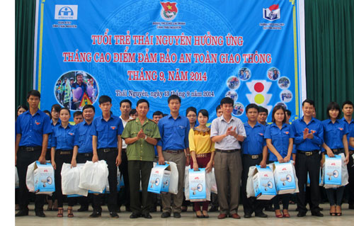 Ra mắt 46 đội thanh niên xung kích đảm bảo an toàn giao thông 
