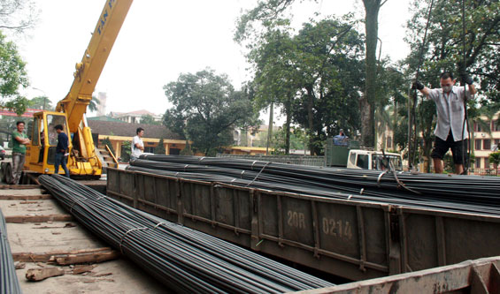 Rộn ràng trên khắp công trường, nhà máy, xí nghiệp 