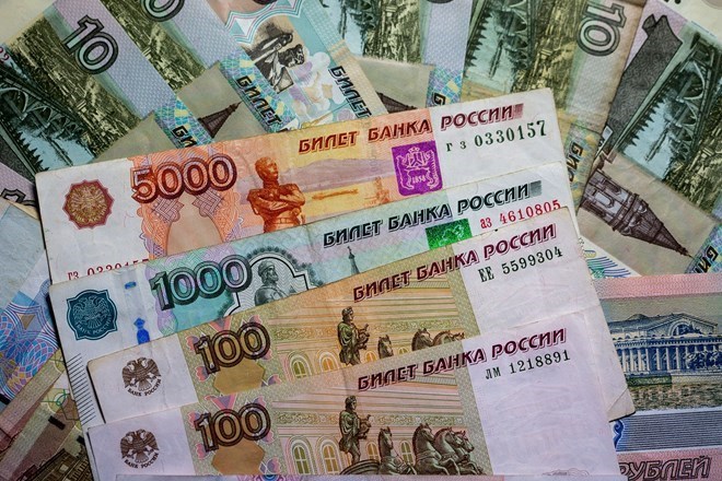 Đồng ruble Nga mất giá mạnh, hạ xuống mức kỷ lục mới