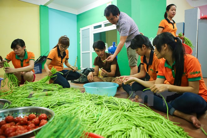 Sinh viên trắng đêm nấu hàng ngàn suất cơm miễn phí cho sĩ tử