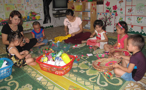 Giáo viên mầm non: Sáng tạo làm đồ dùng, đồ chơi cho trẻ
