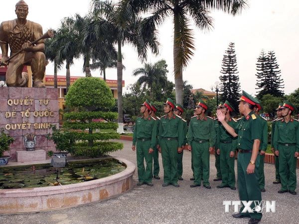 Sự vô lý của quan điểm đòi “Phi chính trị hóa Quân đội” 