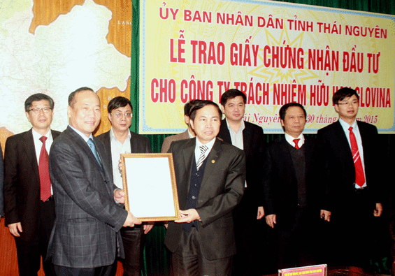 Trao Giấy chứng nhận đầu tư xây nhà ở công nhân cho Công ty TNHH Glovina 